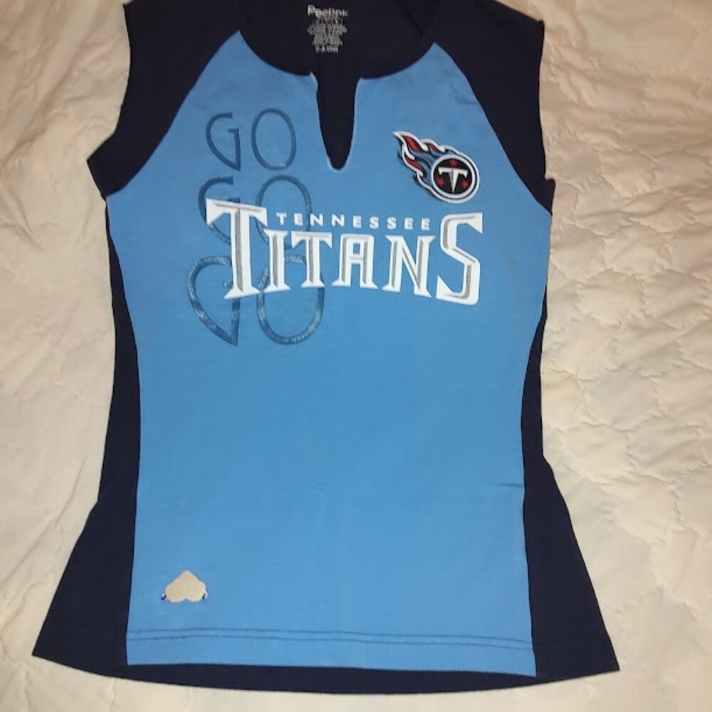 CUTE Tennessee Titans Women size M Raglan shirt. Reebok in Great Condition!